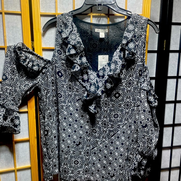 Cold Shoulder Geo Print Top
SIZE: 14/16 - Picture 4 of 5